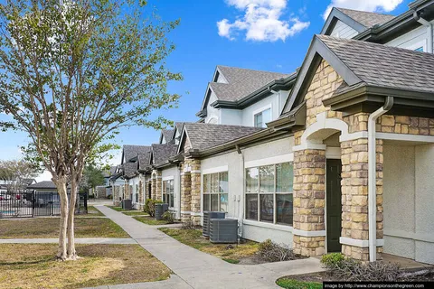 Champion Townhomes on the Green - Photo 6 of 31